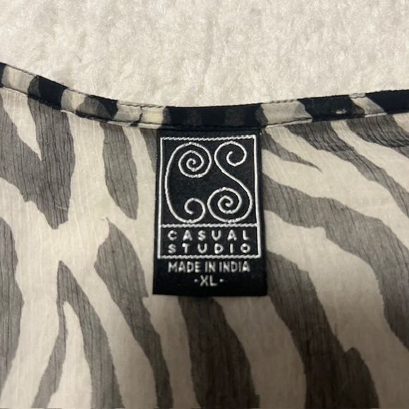 Casual Studio Black White Animal Print Rayon Raffled V-Neck Sheer LS Top Size XL - Picture 6 of 10